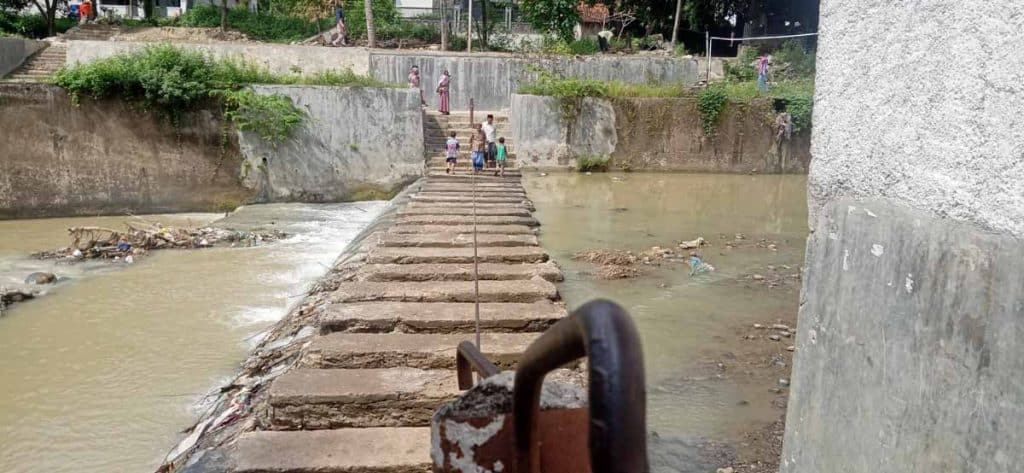Pijakan-pijakan kaki terhampar di sungai dekat Pondok Pesantren Benda Kerep Mbah Abdullah Faqih Benda Kerep Cirebon