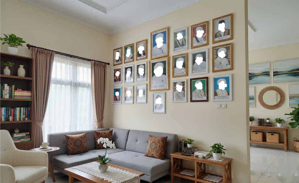 ilustrasi ruang tamu berhiaskan foto ulama